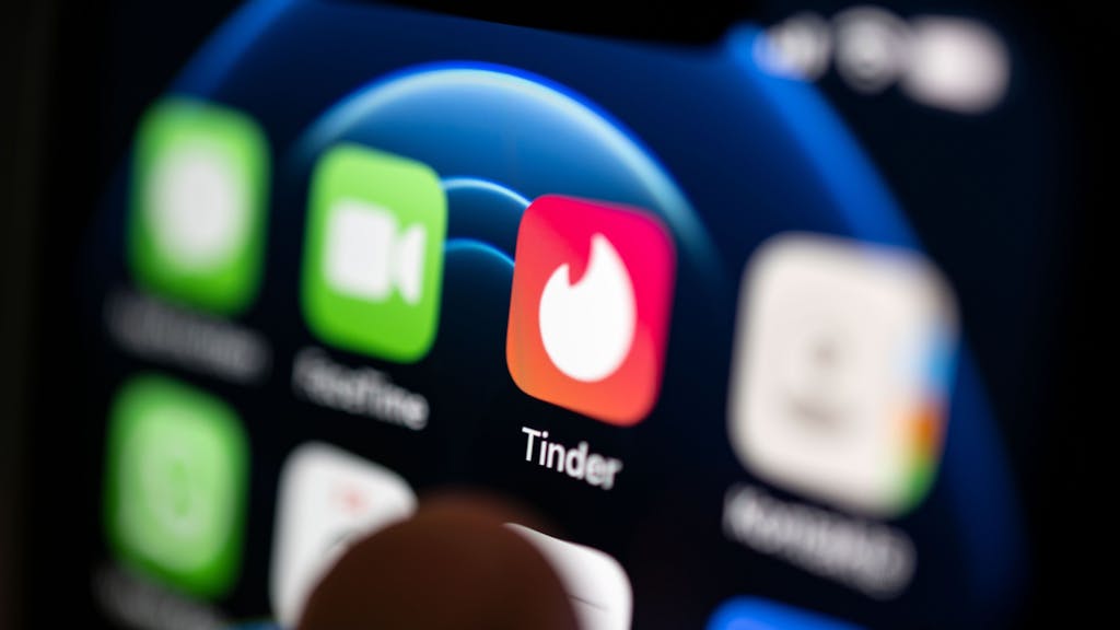 Das undatierte Symbolfoto zeigt einen Smartphone-Bildschirm. Unter anderem ist die rot-weiße Dating-App Tinder zu sehen.