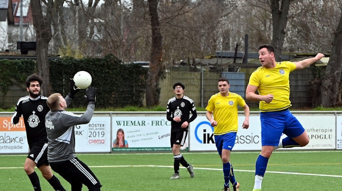Gianluca Miranda (rechts), Stürmer des SC West II, steht beim Kopfball in der Luft.