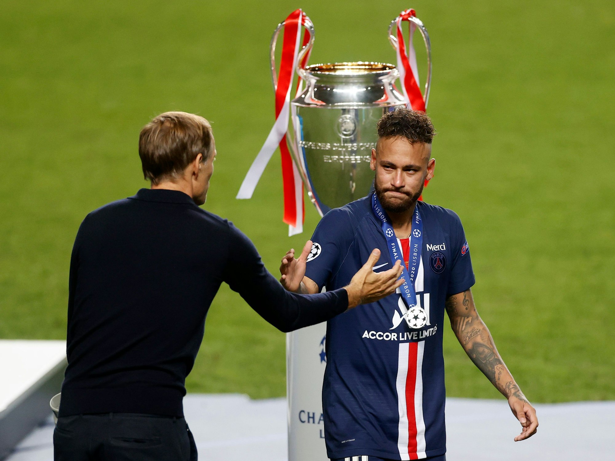 Der damalige PSG-Cheftrainer Thomas Tuchel schüttelt seinem Spieler Neymar nach dem Champions-League-Finale zwischen Paris Saint-Germain und Bayern München die Hand.
