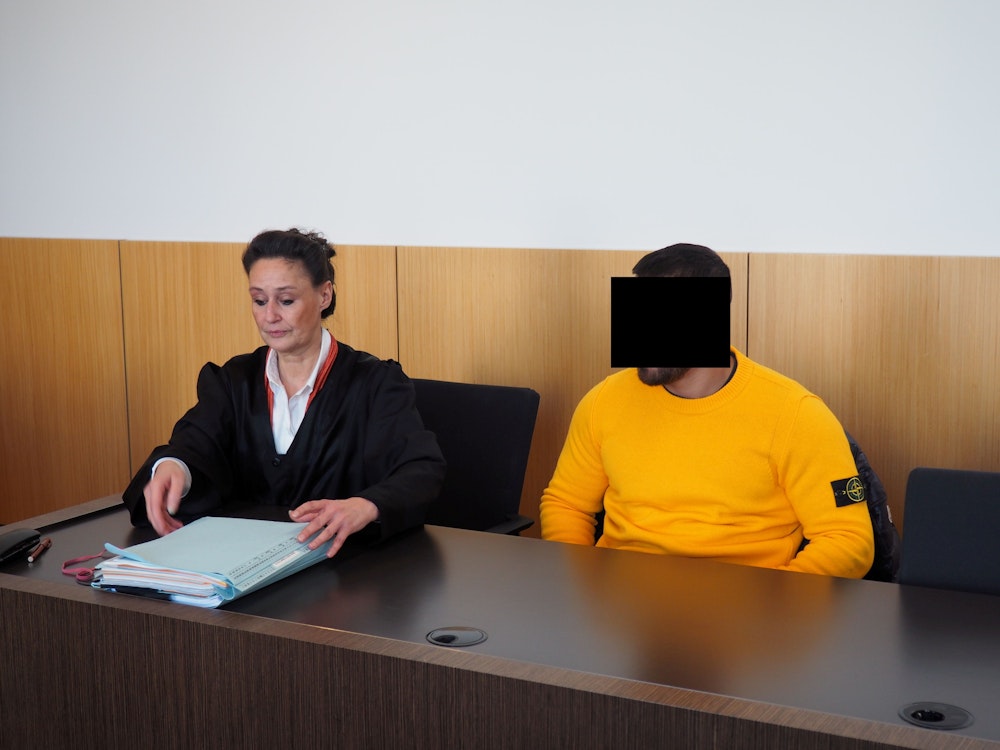 Ahmet R. neben seiner Anwältin auf der Anklagebank in Düsseldorf.