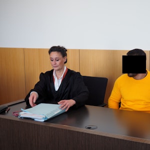 Ahmet R. neben seiner Anwältin auf der Anklagebank in Düsseldorf.
