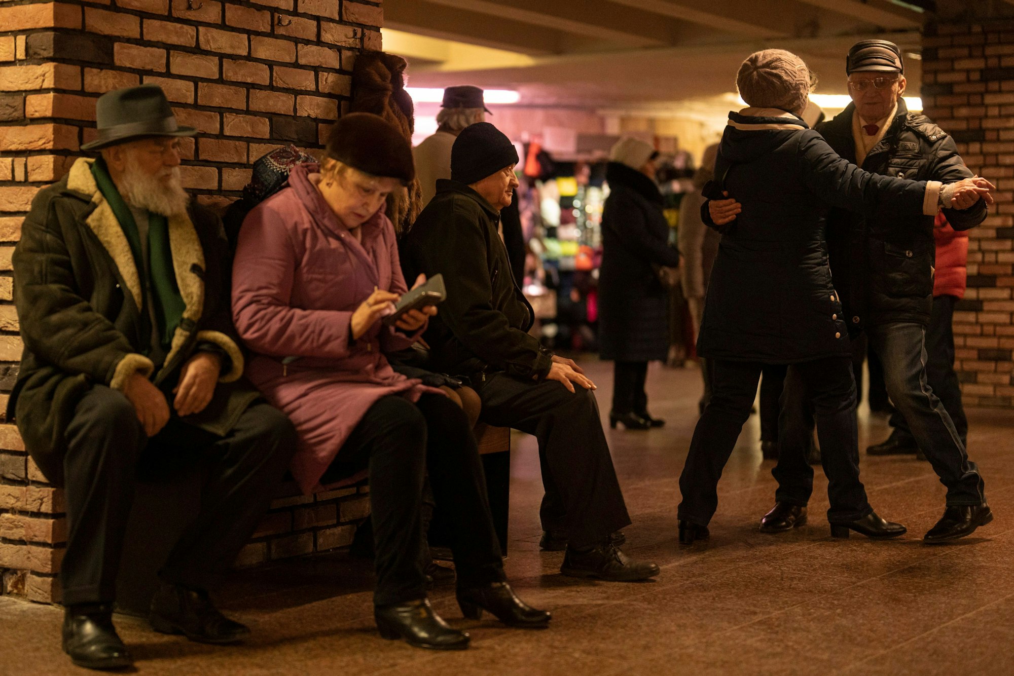 Ältere Paare tanzen am Wochenende in der U-Bahn-Station Teatralna in Kiew. Dutzende von Senioren tanzten bei einer Tanz-Veranstaltung mehr als zwei Stunden in der U-Bahn-Station. Die Veranstaltung sei Jahrzehnte alt und wurde nur kurz durch den russischen Einmarsch in die Ukraine unterbrochen, wie die Teilnehmer berichten.