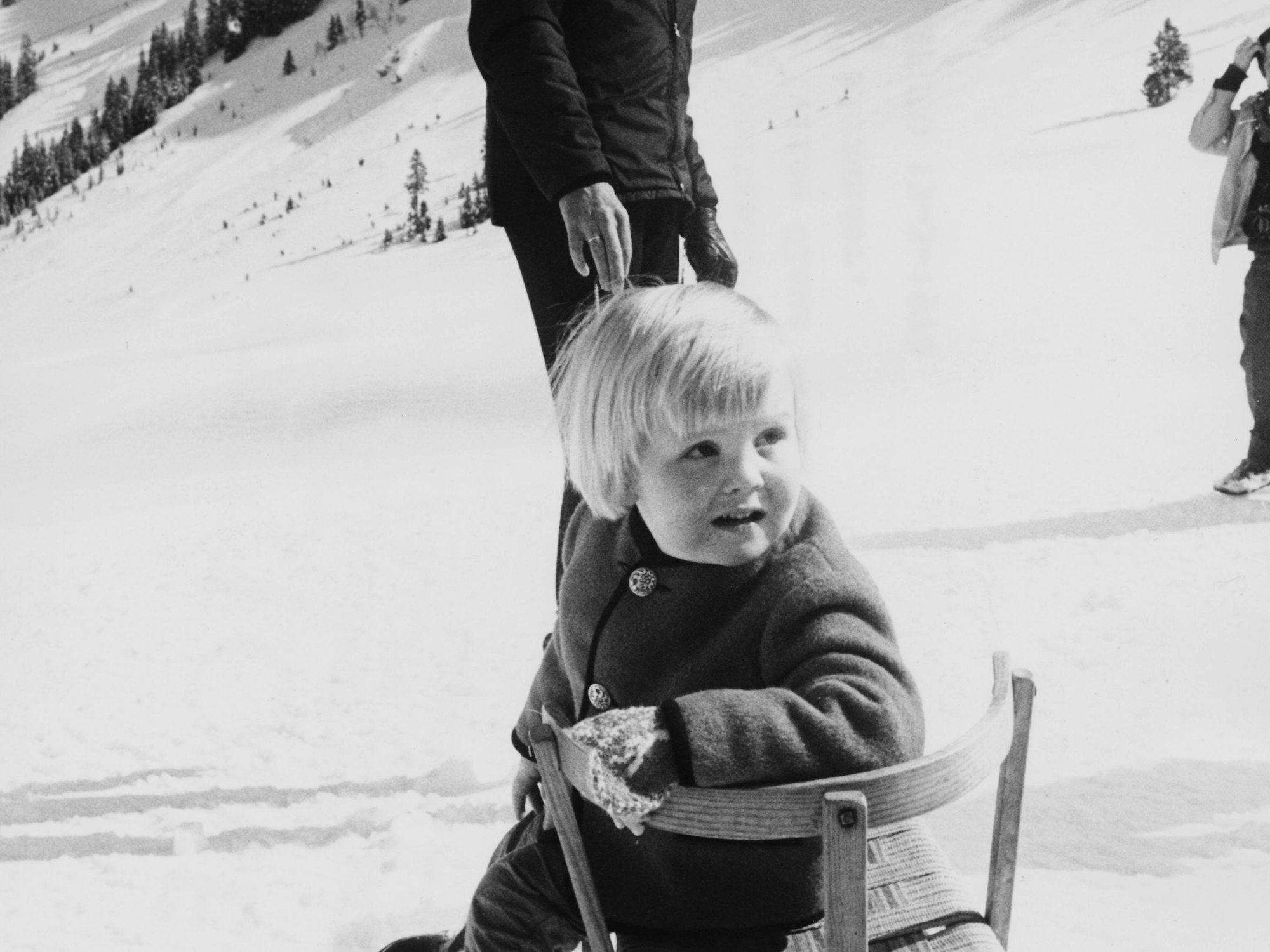 Prinz Claus der Niederlande (1926 - 2002) mit seinem ältesten Sohn Willem-Alexander, Prinz von Oranien, während eines Familienurlaubs in Lech, Österreich, am 13. März 1970.