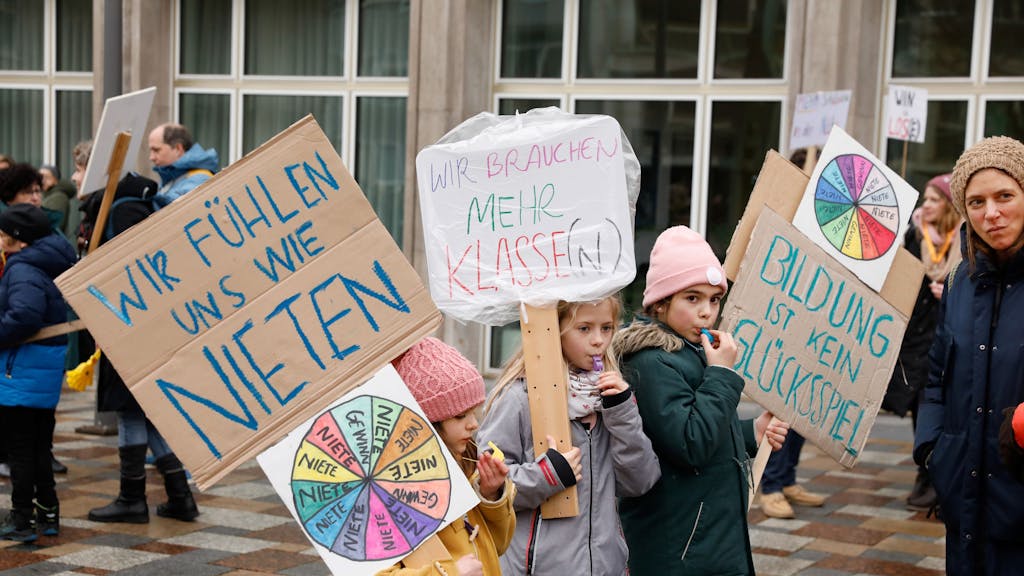 Kundgebung vor dem Kölner Rathaus gegen die schlechte Situation an den Kölner Schulen