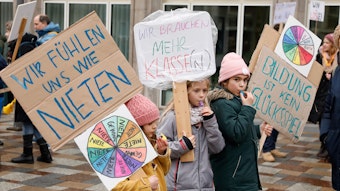 Kundgebung vor dem Kölner Rathaus gegen die schlechte Situation an den Kölner Schulen