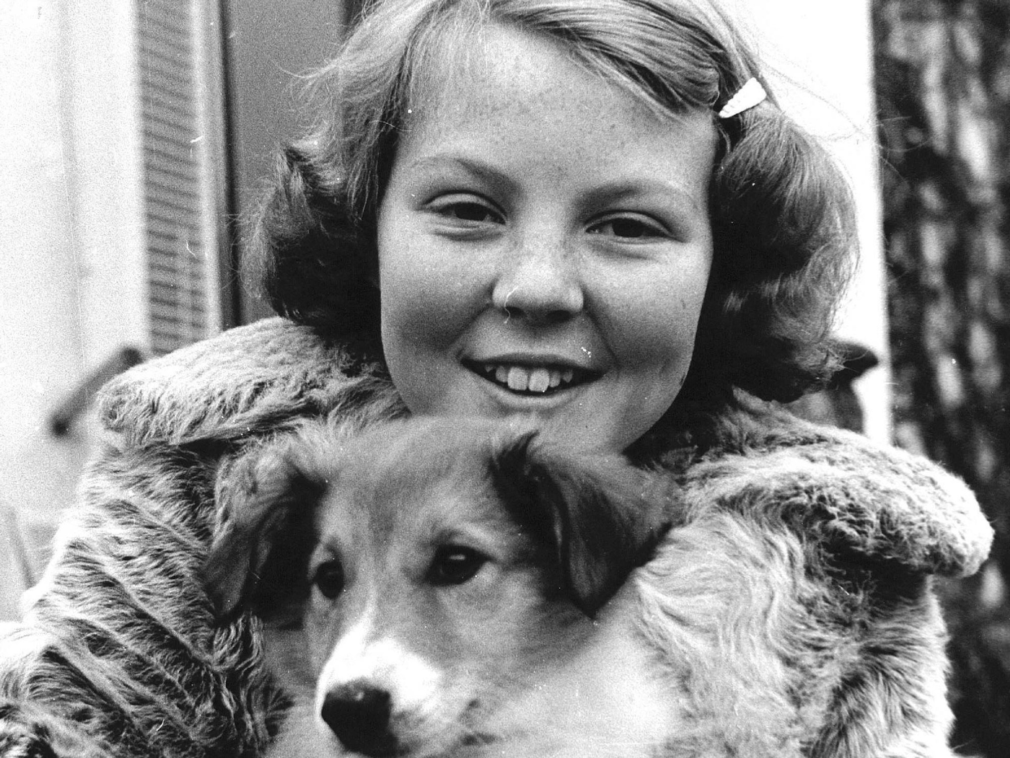 Die spätere Königin Beatrix mit ihrem Hund.
