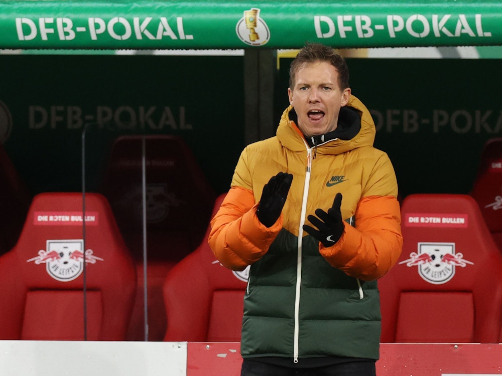 Leipzigs Trainer Julian Nagelsmann gestikuliert an der Seitenlinie.
