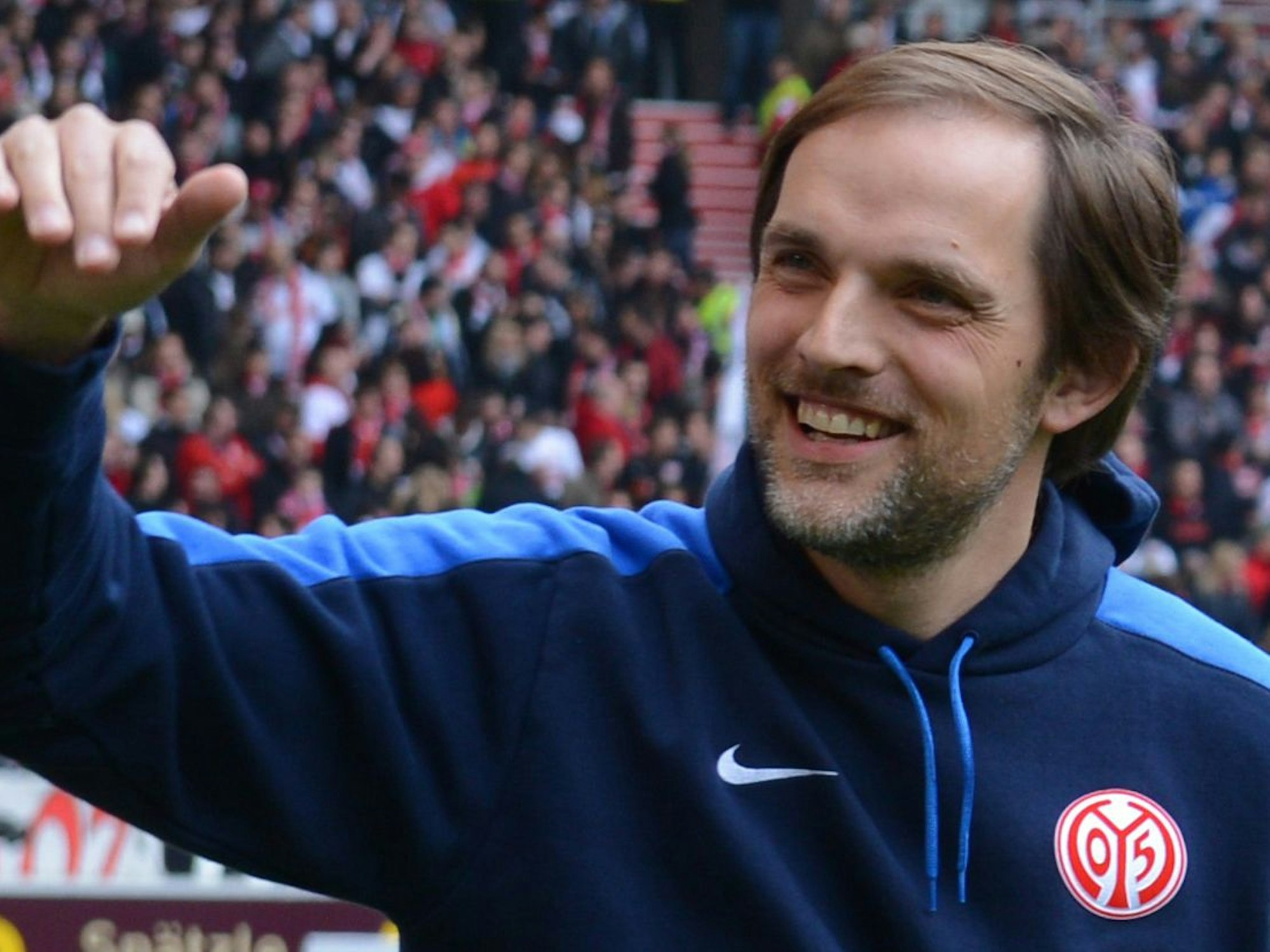 Trainer Thomas Tuchel vom 1. FSV Mainz 05 winkt vor dem Spiel gegen den VfB Stuttgart.