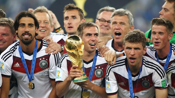 Sami Khedira, Philipp Lahm und Thomas Müller feiern den Weltmeistertitel 2014.