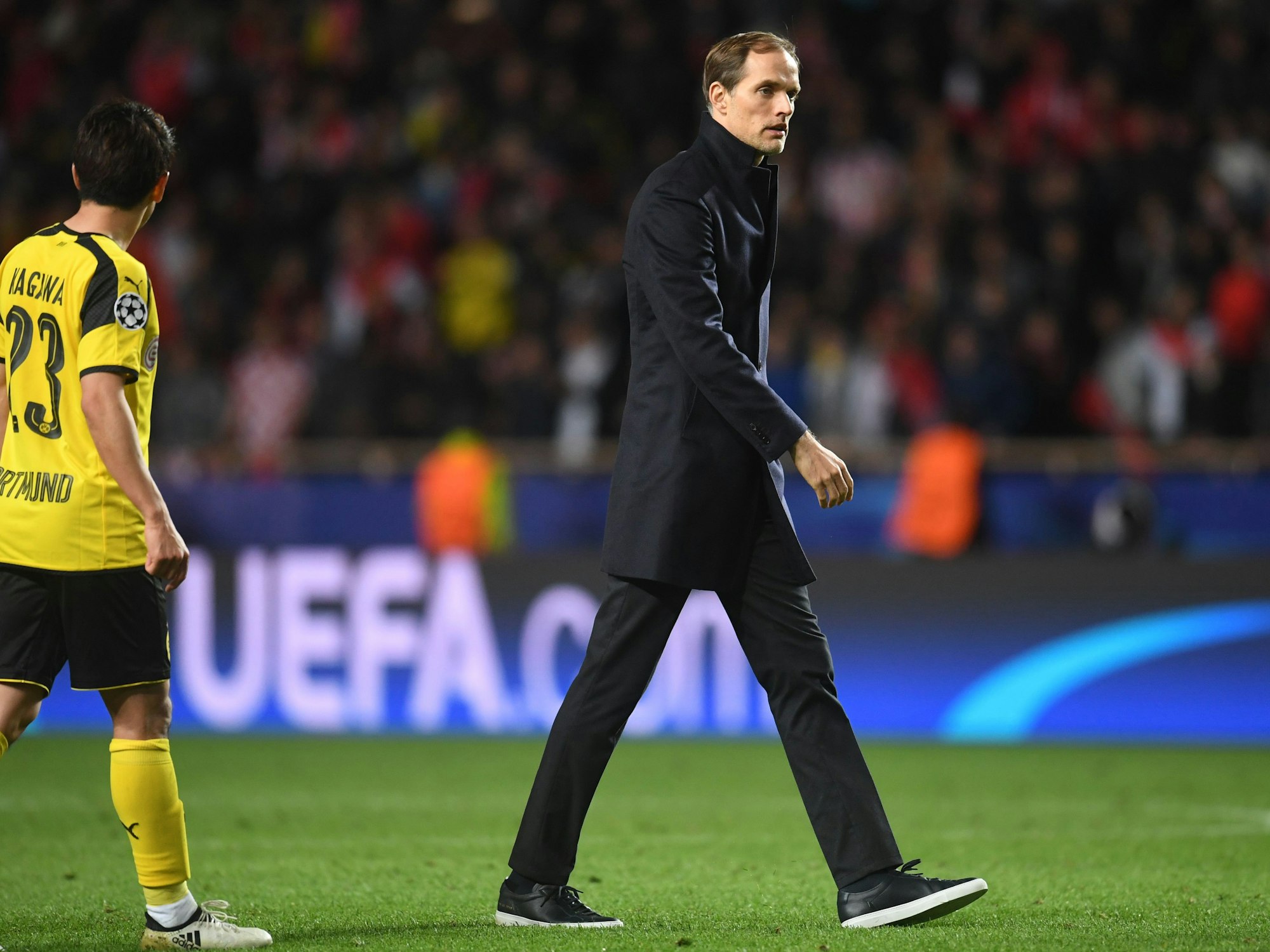 Trainer Thomas Tuchel von Borussia Dortmund geht nach dem Spiel über das Spielfeld.