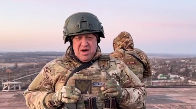 Wagner-Chef Jewgeni Prigoschin in der Umgebung von Bachmut. Der Anführer der berüchtigten Söldner-Truppe droht nun Wladimir Putin mit einem Truppenabzug.