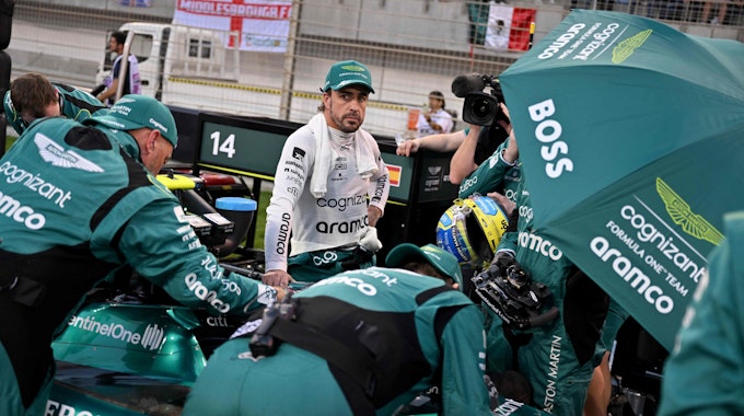 Fernando Alonso steht vor seinem wilden Ritt im Aston Martin zum Auftakt der Formel 1 in Bahrain in der Startaufstellung.