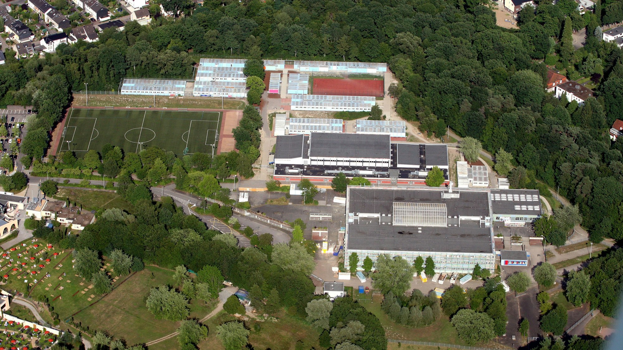 Luftbild vom Otto-Hahn-Schulzentrum in Bensberg.