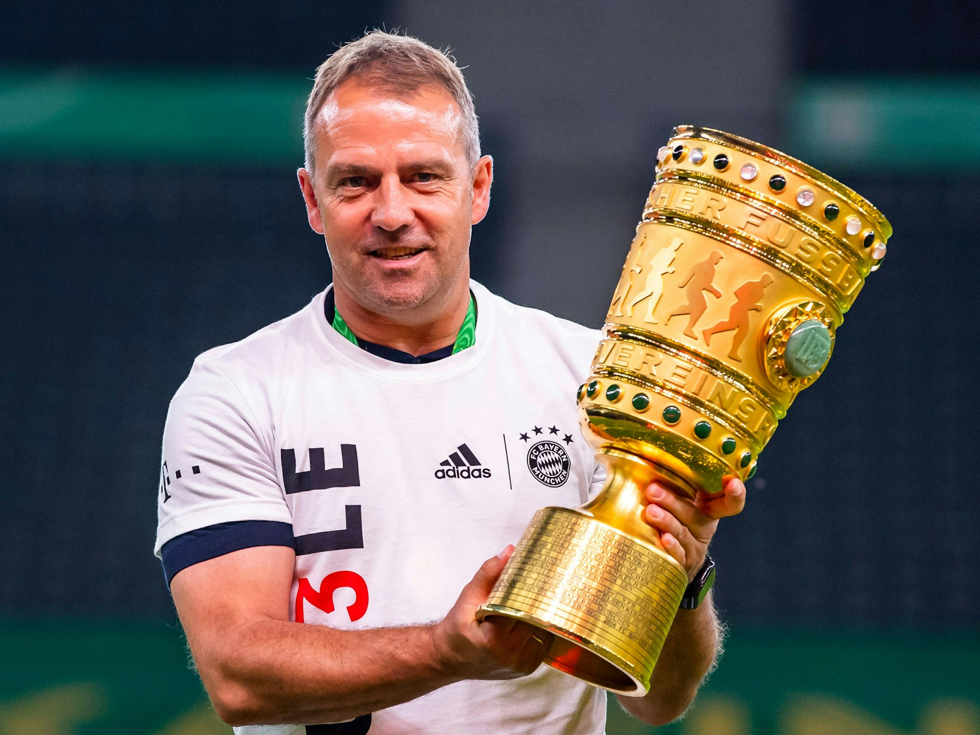Hansi Flick hält den DFB-Pokal in den Händen.