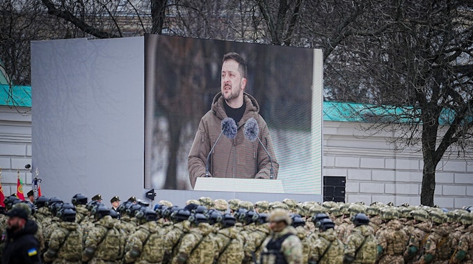 Wolodymyr Selenskyj spricht bei einer Militärparade zu ukrainischen Soldaten. Der Präsident der Ukraine verurteilte nun ein Video, das die mutmaßliche Erschießung eines ukrainischen Kriegsgefangenen zeigen soll. (Archivbild)