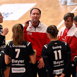 Trainer Dirk Sauermann im Kreise seiner Spielerinnen