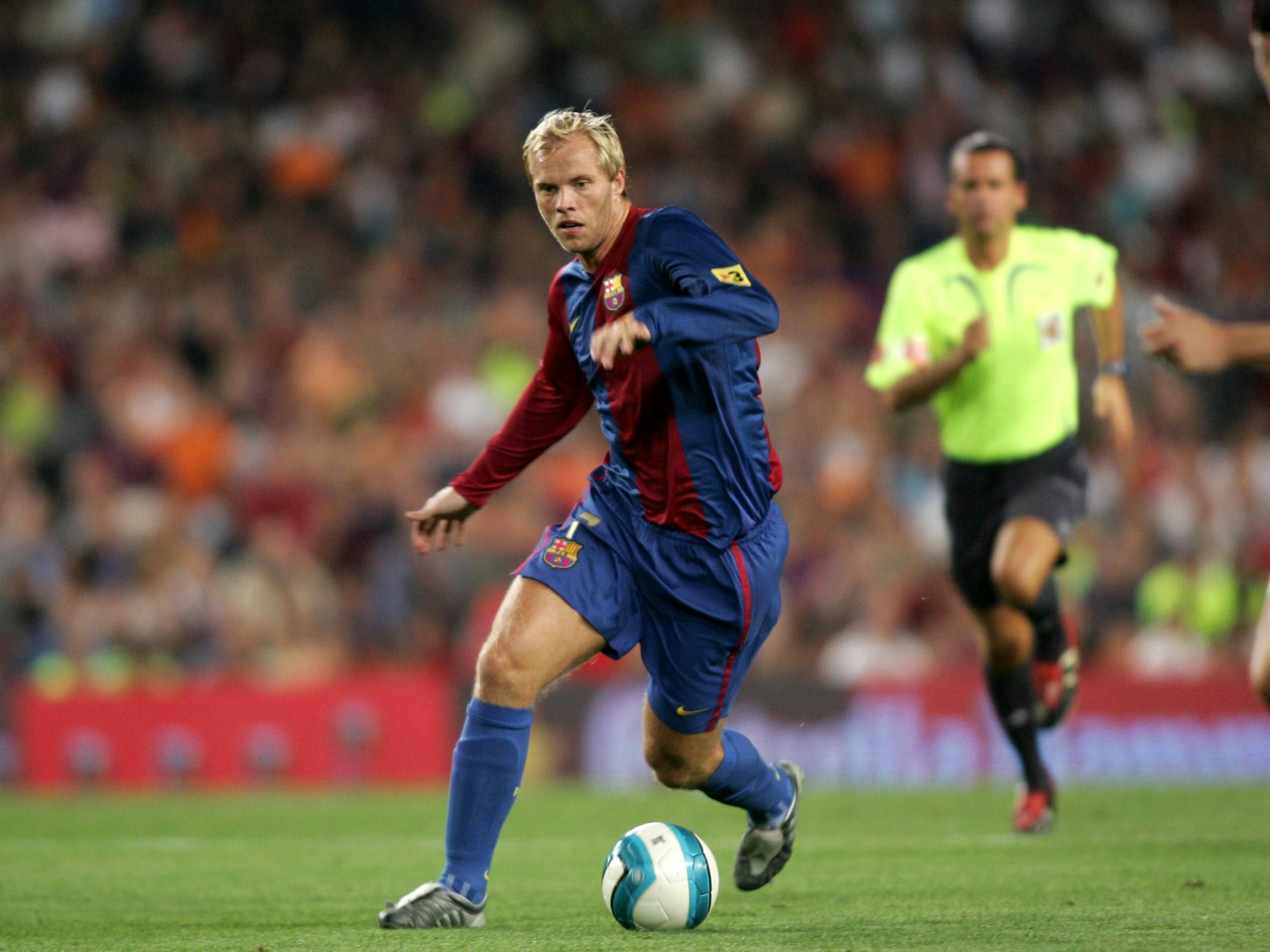 Eidur Gudjohnsen dribbelt mit dem Ball am Fuß im Trikot des FC Barcelona
