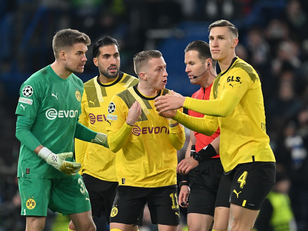 Dortmunder Spieler diskutieren mit Schiedsrichter Danny Makkelie (2.v.r).