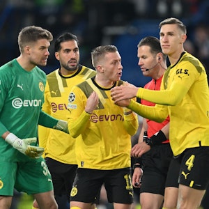 Dortmunder Spieler diskutieren mit Schiedsrichter Danny Makkelie (2.v.r).