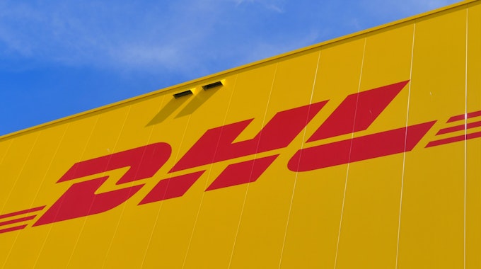 Das Logo des Paketdienstes DHL der Deutschen Post auf der Fassade eines Paketzentrums im Juni 2020 in Ludwigsfelde.