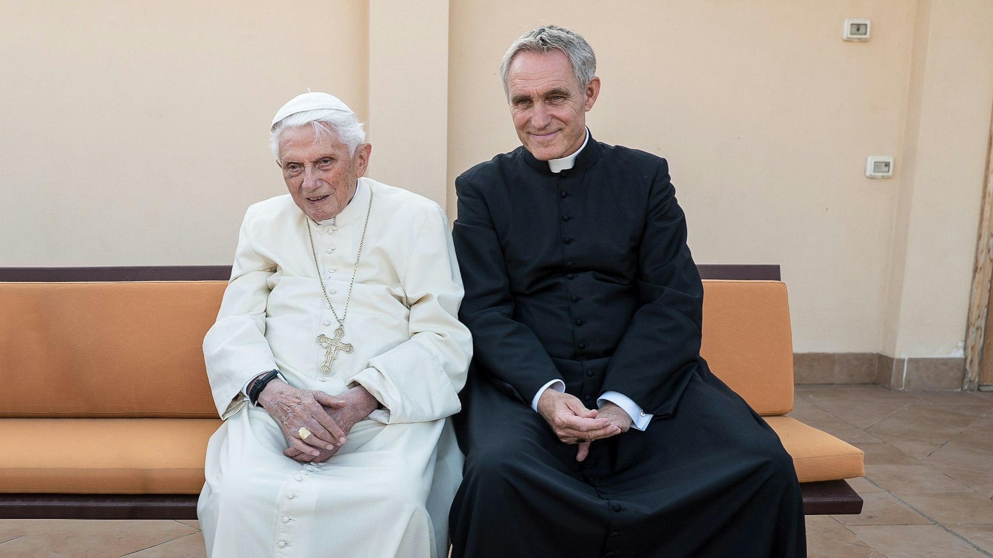 Der emeritierte Papst Benedikt XVI. (l) sitzt neben seinem Privatsekretär Georg Gänswein.