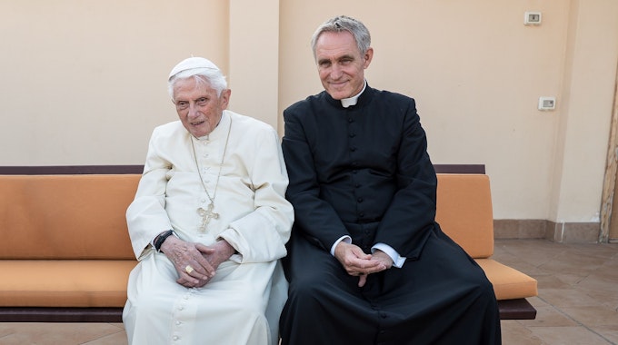 Der emeritierte Papst Benedikt XVI. (l) sitzt neben seinem Privatsekretär Georg Gänswein.