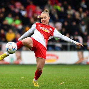 Weronika Zawistowska schießt einen Ball beim Spiel gegen den VfL Wolfsburg