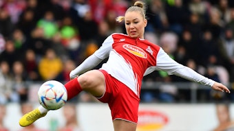 Weronika Zawistowska schießt einen Ball beim Spiel gegen den VfL Wolfsburg