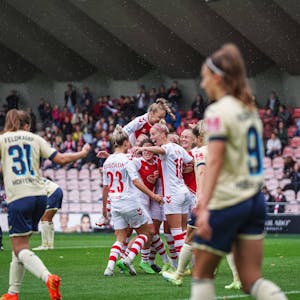 Die FC-Frauen feiern das erste Tor im Spiel gegen die TSG Hoffenheim