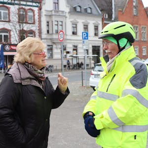 Das Foto zeigt Helga Doersling und Karl Heinz Rosée aus Erftstadt-Lechenich. Sie diskutieren über die geänderte Verkehrsführung im Ortskern.