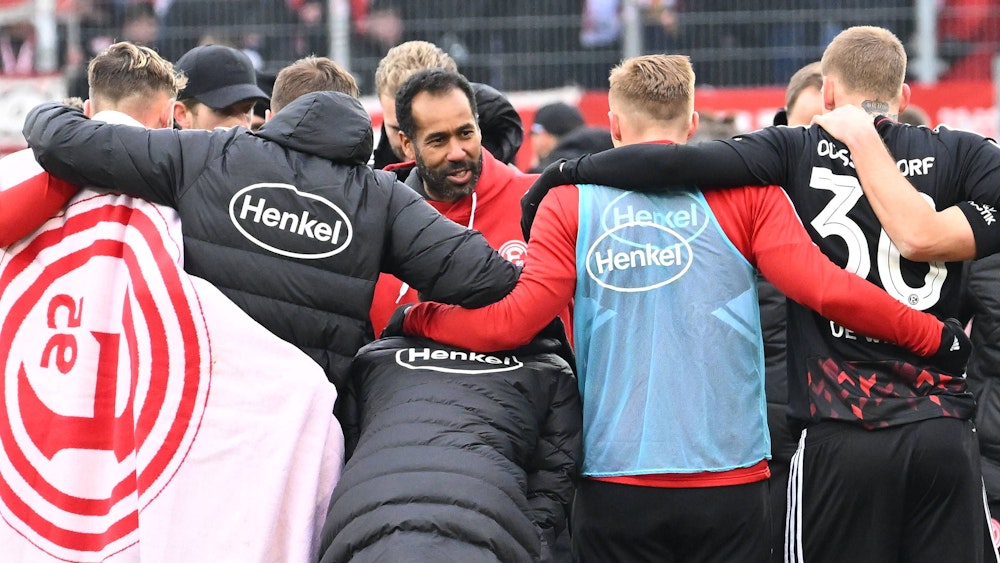 Cheftrainer Trainer Daniel Thioune spricht nach Spielende zur Mannschaft von Fortuna Düsseldorf.