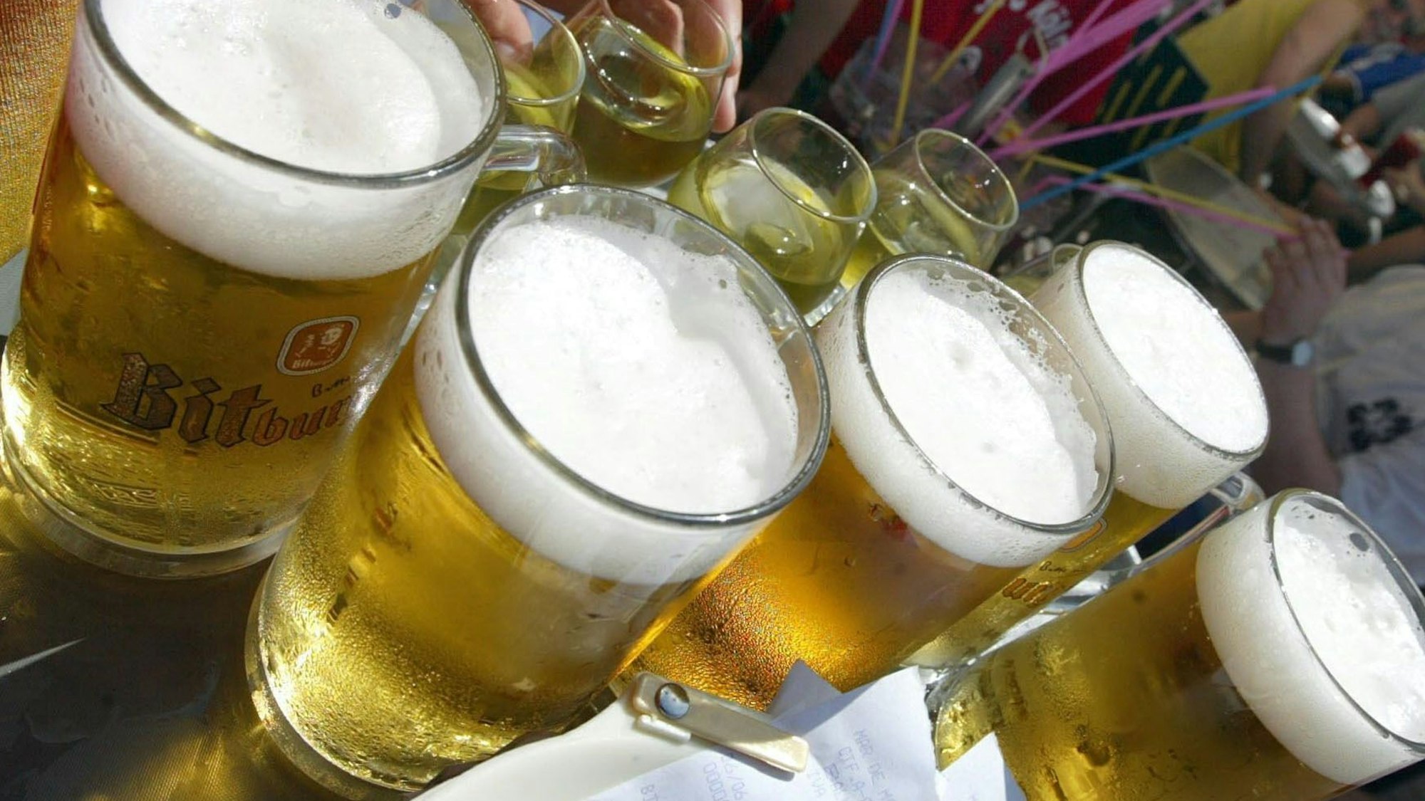 Das Symbolfoto aus dem Jahr 2003 zeigt mehrere gefüllte Bier- und Weingläser.