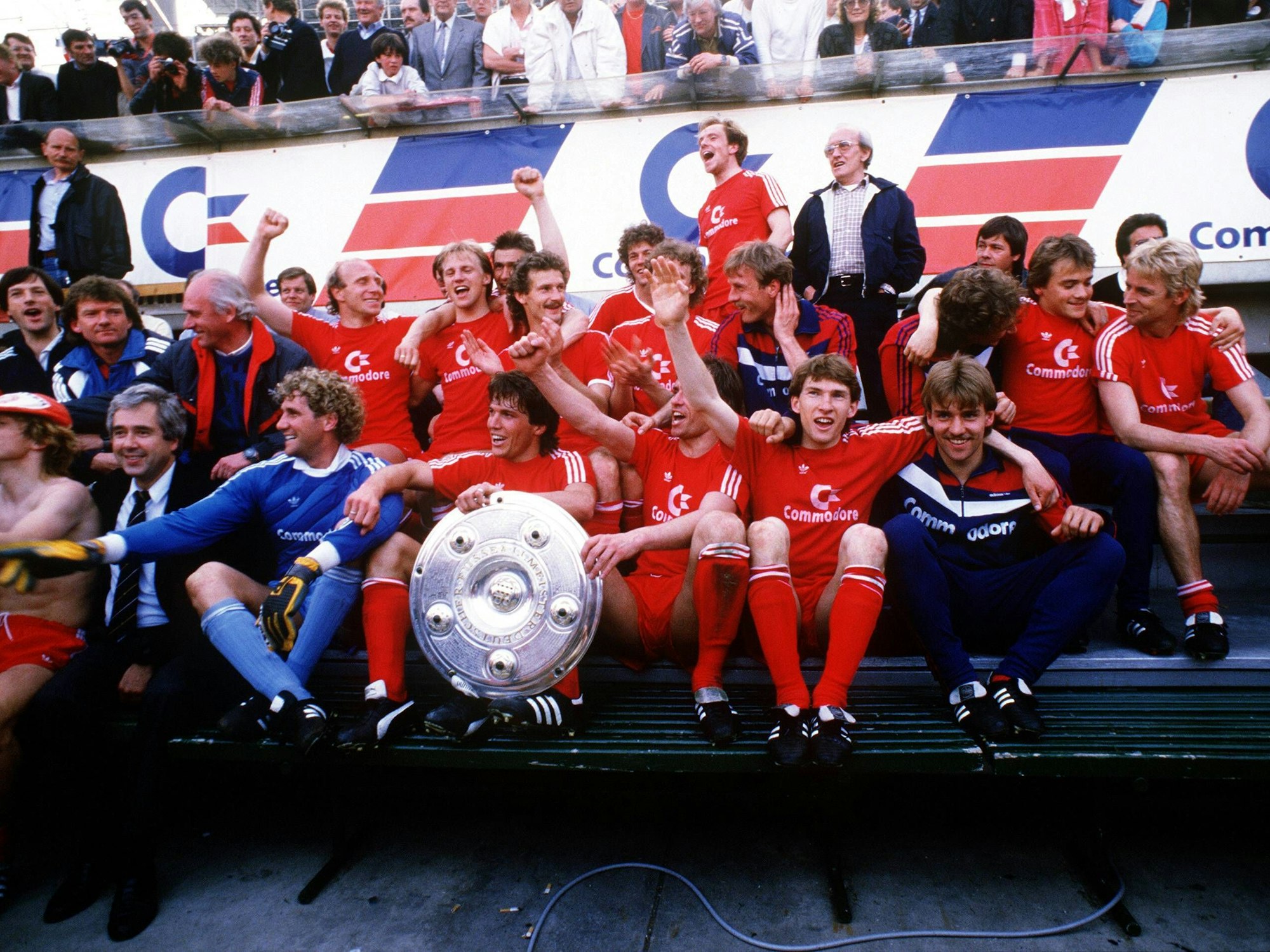 Das Team des FC Bayern München feiert den Gewinn der Meisterschale 1985/86.