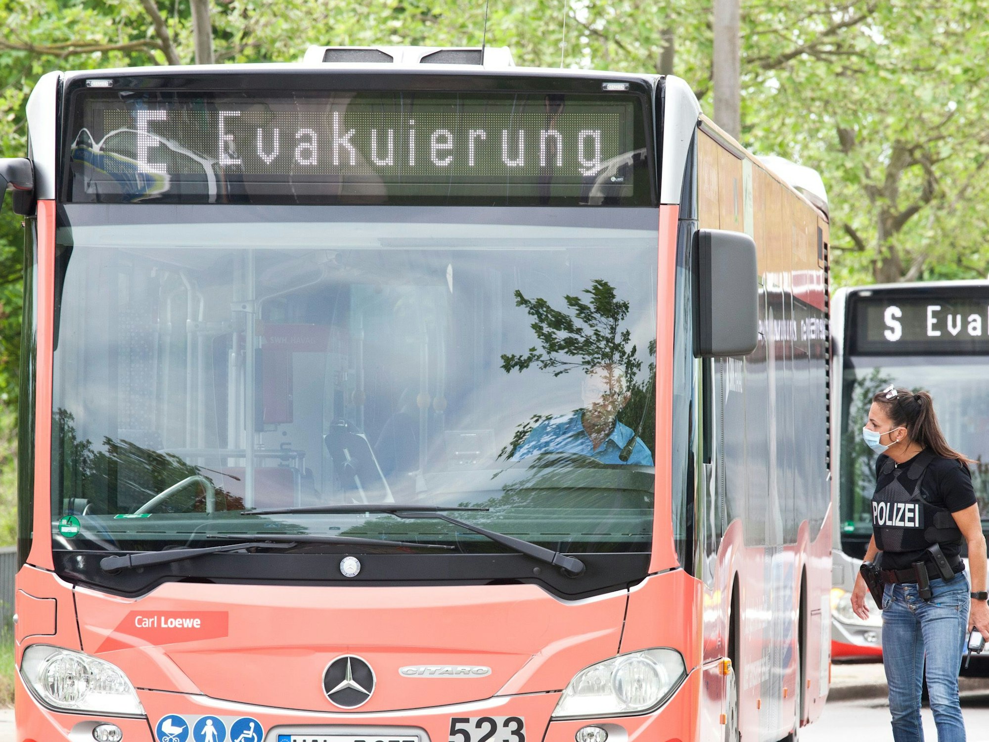 Bombenenschärfung in Köln mit Evakuierung: Busse fahren vor, um Anwohner aus der Evakuierungszone zu bringen.