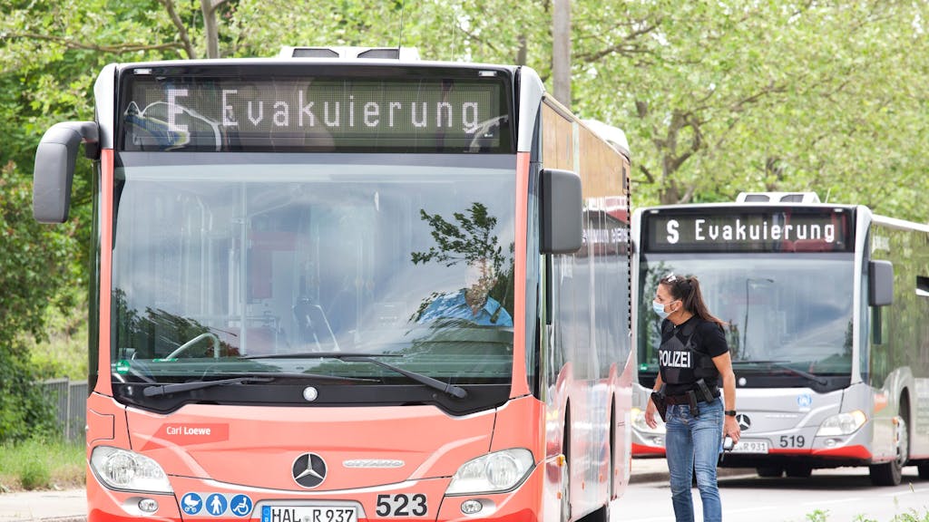 Bombenenschärfung in Köln mit Evakuierung: Busse fahren vor, um Anwohner aus der Evakuierungszone zu bringen.&nbsp;