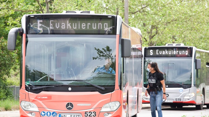 Bombenenschärfung in Köln mit Evakuierung: Busse fahren vor, um Anwohner aus der Evakuierungszone zu bringen.