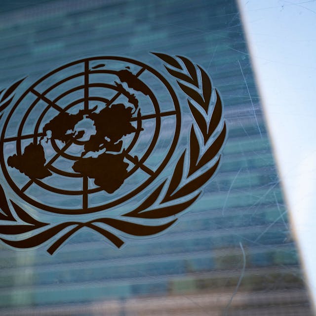 Blick auf das Logo der Vereinten Nationen am UN-Hauptquartier während einer Dringlichkeitssitzung der UN-Generalversammlung.