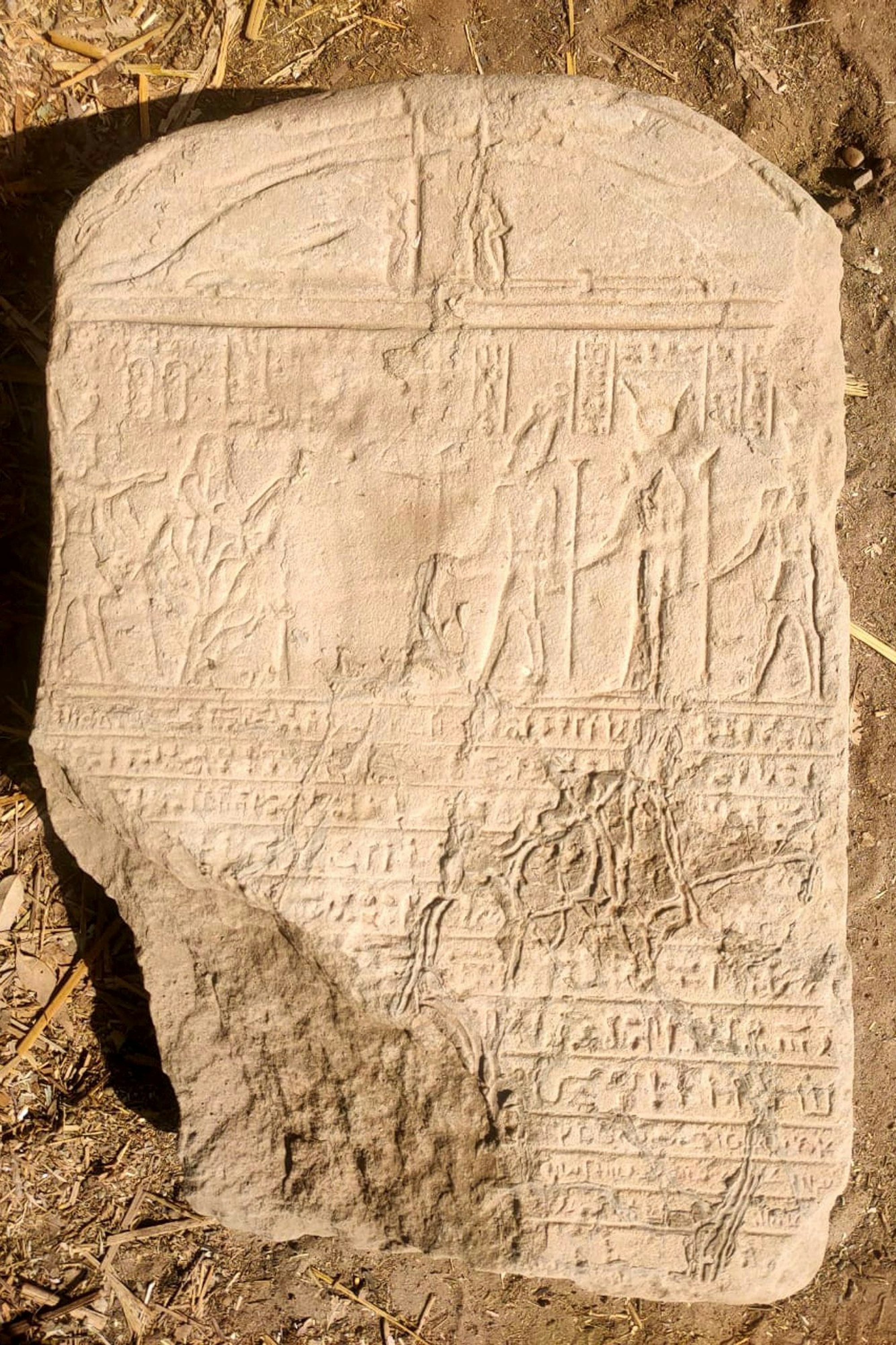 Ein weiterer Fund: eine Stele mit altägyptischen Inschriften und Hieroglyphen.
