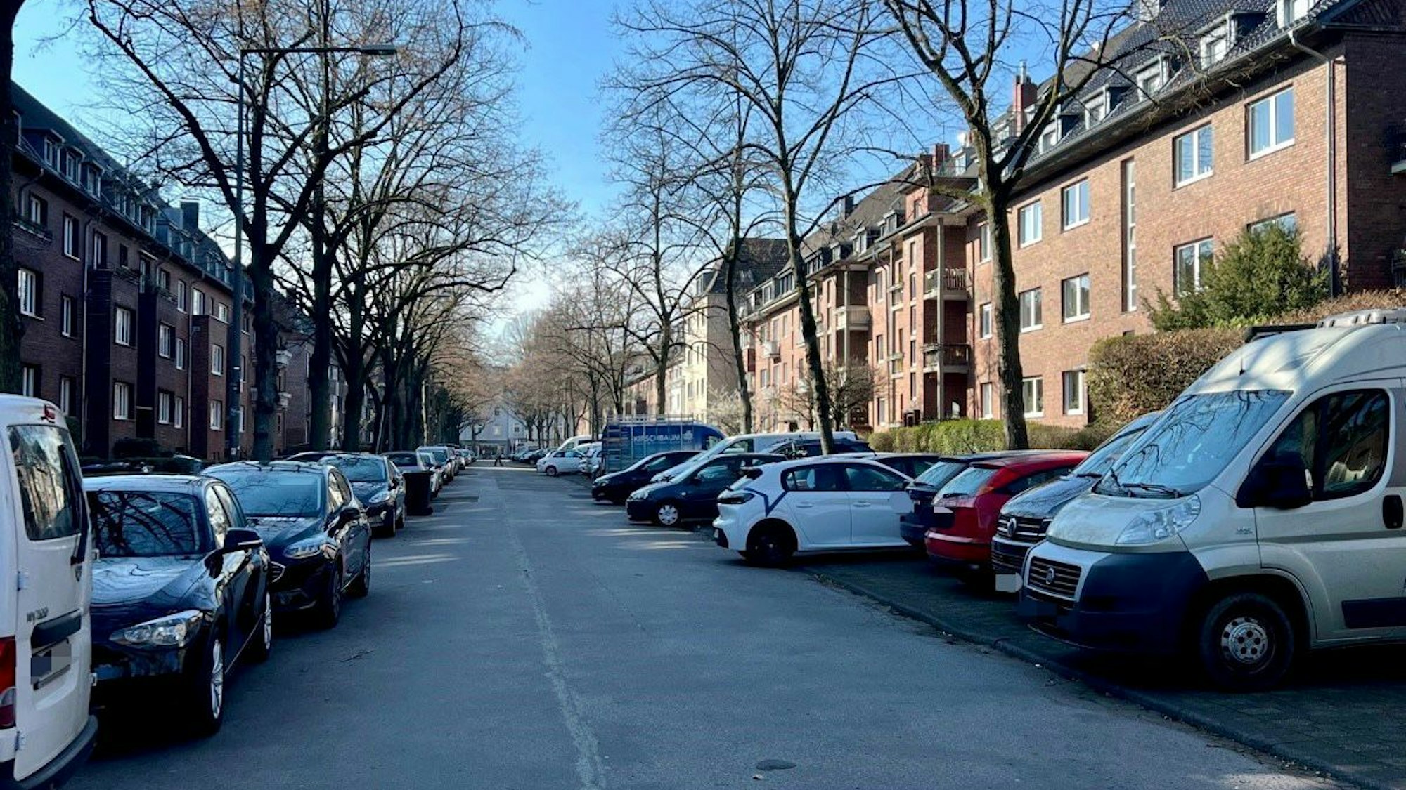 Ein Blick auf die chaotische Parkplatz-Lage in der Aegidienberger Staße in Köln-Sülz.