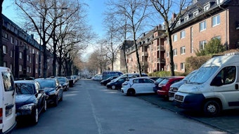 Ein Blick auf die chaotische Parkplatz-Lage in der Aegidienberger Staße in Köln-Sülz.