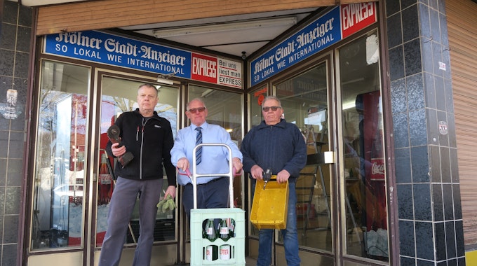 Hans-Joachim Grebe, Gottfried Schneider und Klaus Bensch stehen vor dem Laden mit einer Sackkarre.