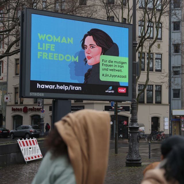 Köln, RSK, Plakat-Aktion für "Woman Life Freedom" an der Aachener Straße 