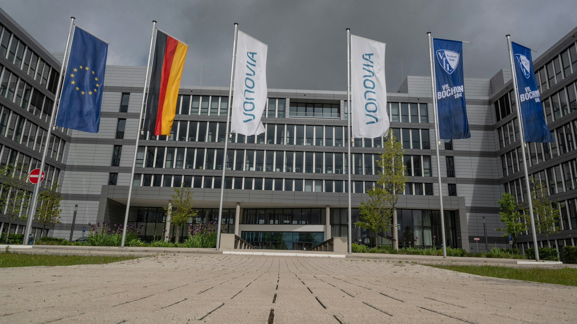 Fahnen wehen vor der Konzernzentrale des Immobilienkonzerns Vonovia in Bochum