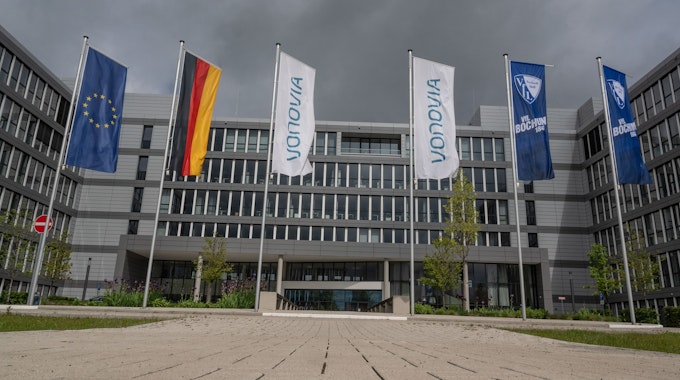 Fahnen wehen vor der Konzernzentrale des Immobilienkonzerns Vonovia in Bochum
