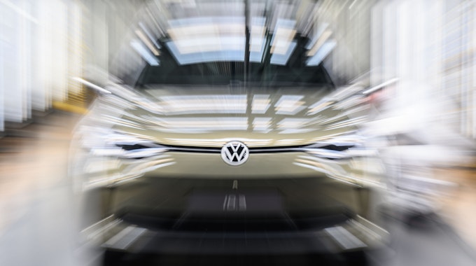 Das Symbolfoto zeigt die Frontansicht eines Volkswagen-Autos.