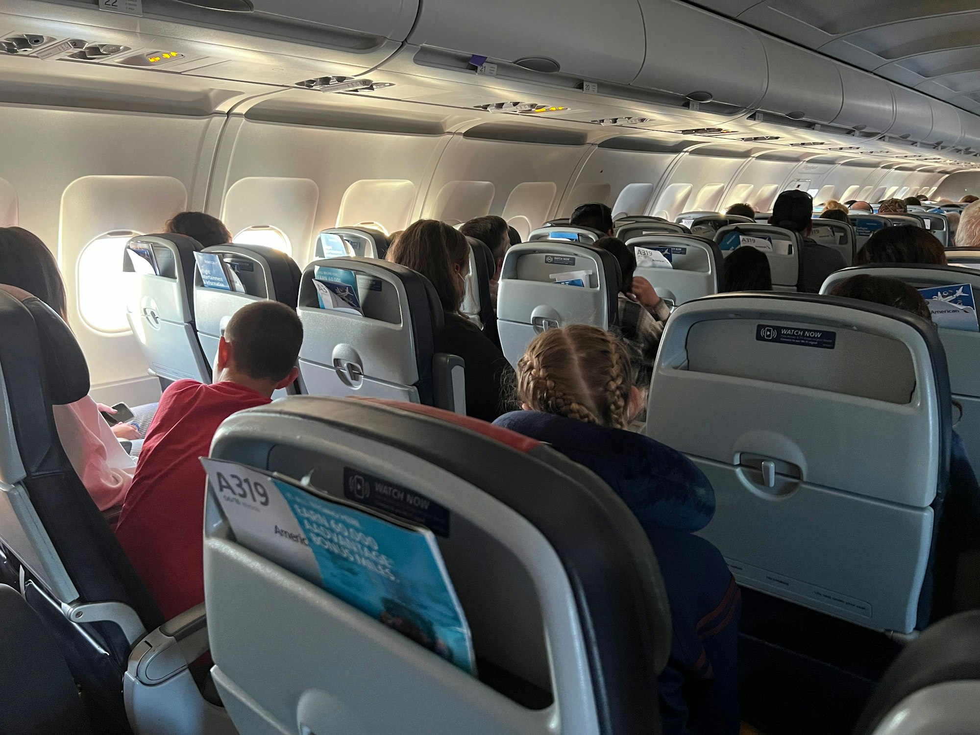 Reisende der American Airlines warten auf ihren Sitzen im Airbus A319 Flugzeug vor dem Abflug. Die Aufnahme dient als Symbolfoto.
