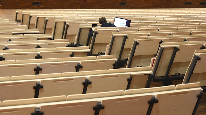 Ein Student sitzt in einem ansonsten leeren Vorlesungssaal.&nbsp;