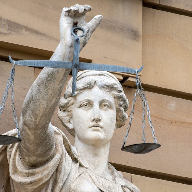 Statue der Göttin Justitia vor einem Gericht (Symbolbild)