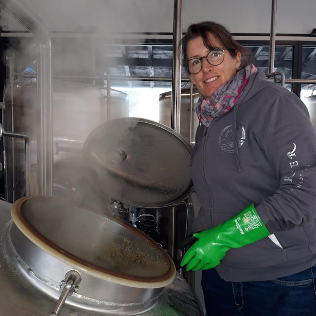 Julia Trunz steht in der Brauerei des Alten Bahnhofs in Frechen an einem dampfenden Kesse.