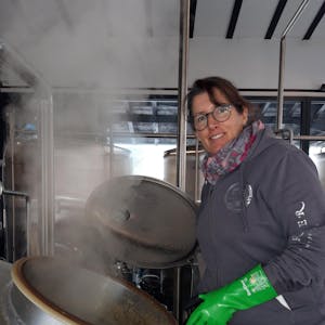 Julia Trunz steht in der Brauerei des Alten Bahnhofs in Frechen an einem dampfenden Kesse.